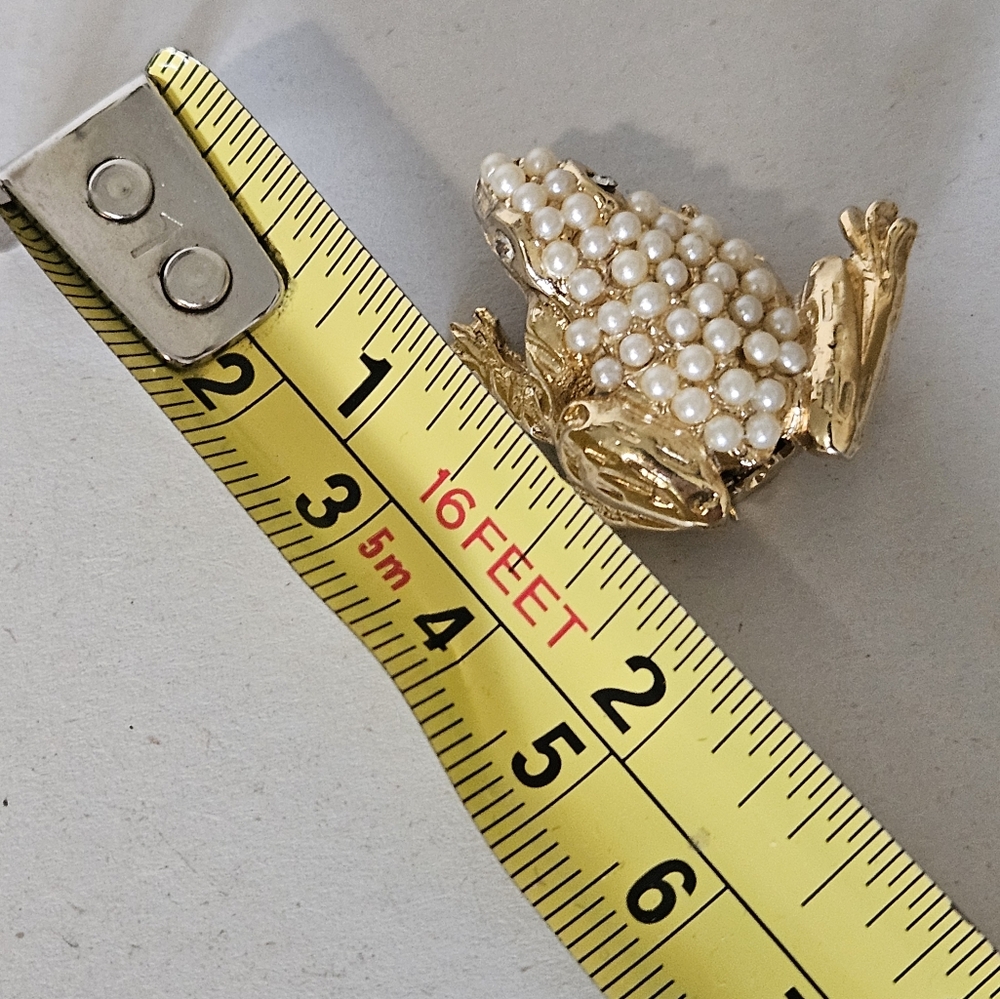Vintage Gold Tone Faux Pearl Frog Brooch. - Picture 6 of 6